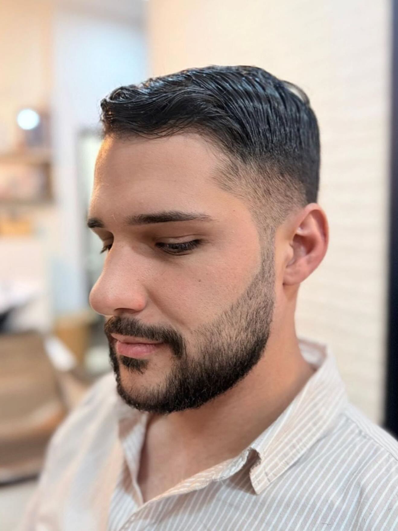 Corte cavalheiro com fade e barba aparada